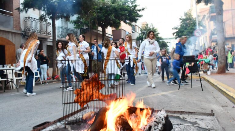 Vila-real plena els carrers de brases i festa en la nit de la Xulla