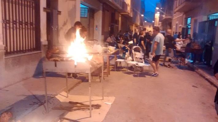 Els vila-realencs es congreguen al voltant del foc i una bona ració de carn per a gaudir de la tradicional Xulla