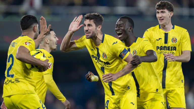 El Villarreal remunta un partidàs davant el Valencia i s’afiança en la zona Campions (2-1)