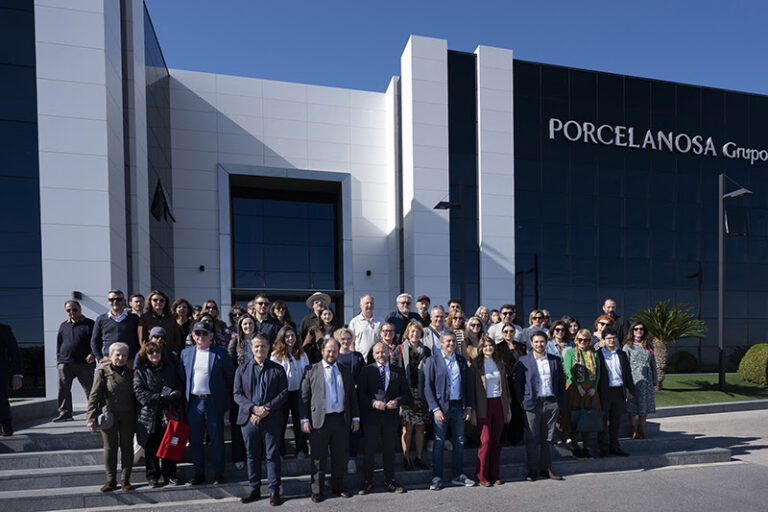 Porcelanosa exhibix el seu múscul industrial i disseny d'avantguarda davant la premsa internacional