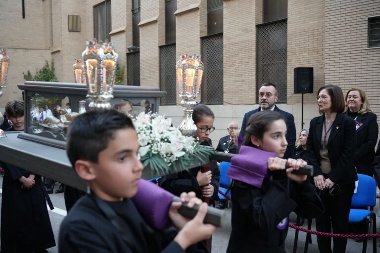 Vila-real es bolca amb els seus joves confrares en una processó plena de devoció