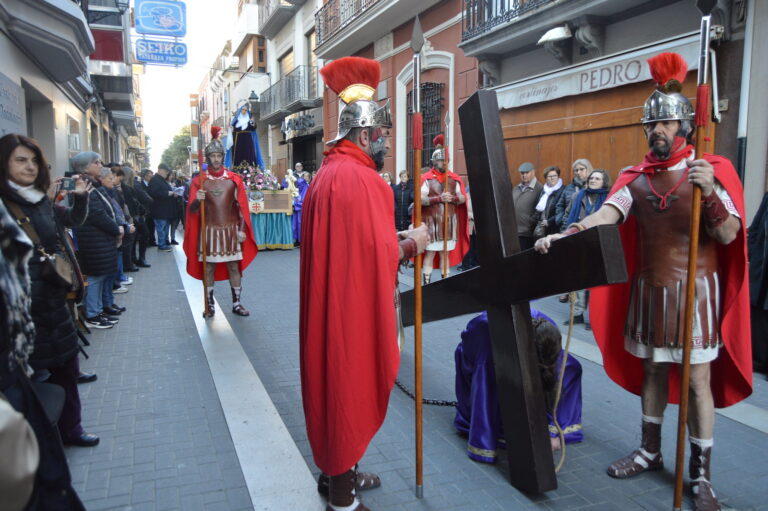 Vila-real s'omple de recolliment en una emotiva Processó del Silenci i un multitudinari Viacrucis