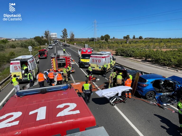Els bombers excarceren tres persones en un greu accident múltiple a la N-340 a Vila-real