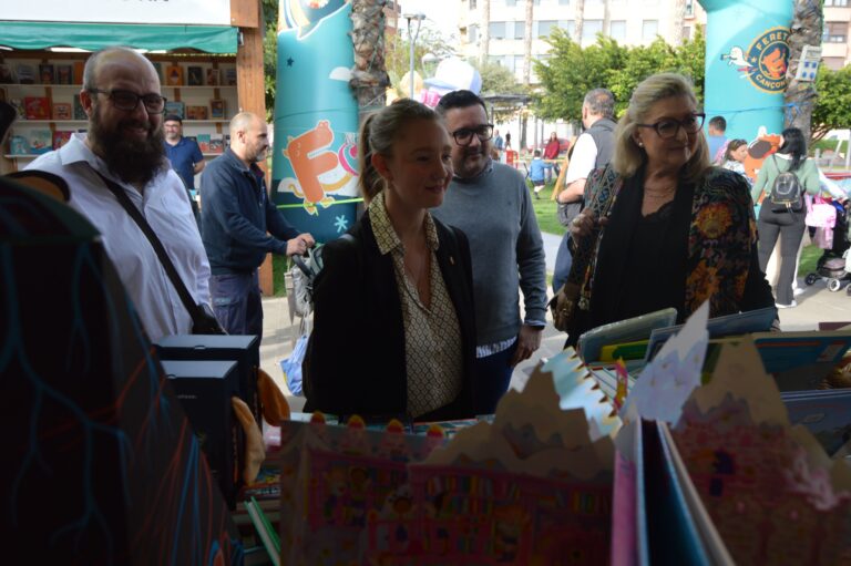 Vesprada cultural a Vila-real amb la Fira del Llibre i l'exposició 'Biblioteca Transfigurada'