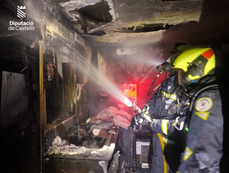 Incendi en una vivenda de Vila-real deixa un ferit per inhalació de fum i obliga a evacuar a dos persones