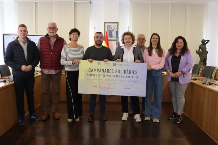 Vila-real entrega 1.610 euros solidaris a Pintando el camino en rosa-Aspanion