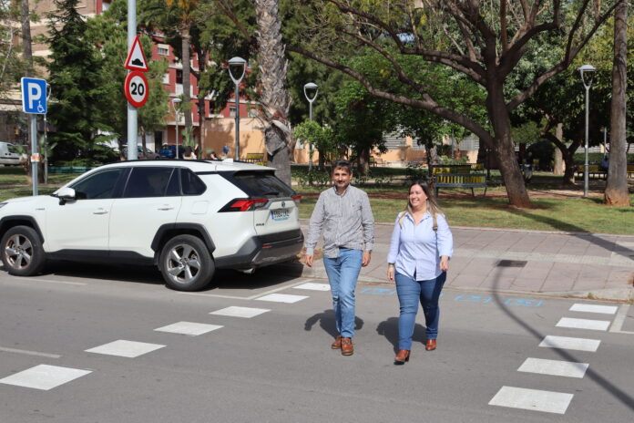 L’Ajuntament de Vila-real ha iniciat la instal·lació de pictogrames en passos de vianants situats prop de centres educatius amb l’objectiu de millorar la comprensibilitat de l’entorn urbà i reforçar la seguretat. La mesura pretén facilitar l’autonomia de les persones neurodivergents, especialment en punts sensibles com els creuaments de carrers.