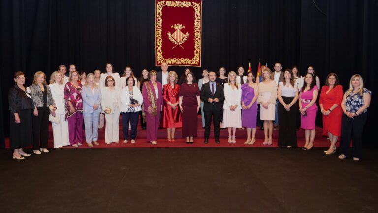 Vila-real ret homenatge a les corts d’honor de 1976 i 2001