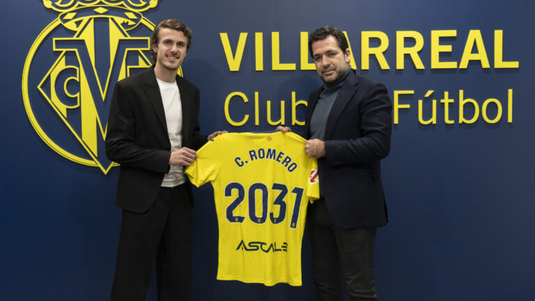 El lateral esquerre Carlos Romero se reincorpora al Villarreal CF i renova fins a juny de 2031