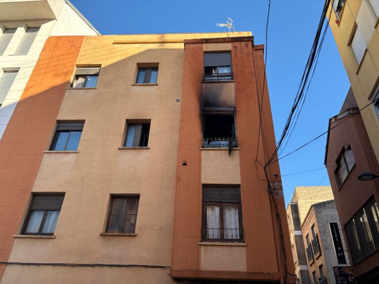 Un incendi en un habitatge de Vila-real obliga a mobilitzar els Bombers de la Diputació