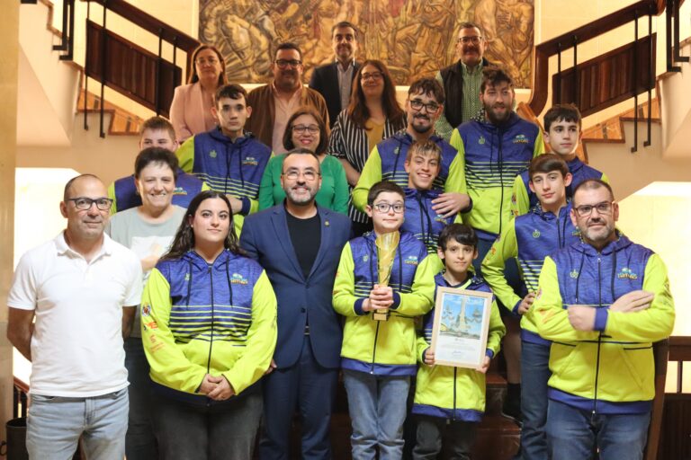 Vila-real homenatja el Club Tritons pel seu títol de campió d’Espanya de natació adaptada
