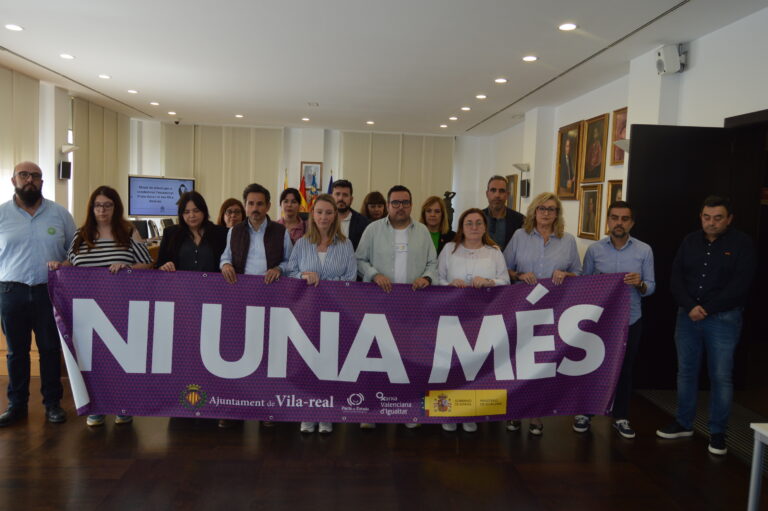Vila-real condemna el crim masclista en la localitat de Dolores amb un minut de silenci