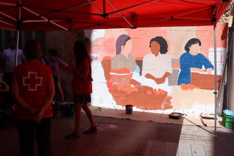 Un mural col·laboratiu posa el punt final a una campanya sobre igualtat impulsada per Creu Roja a Vila-real