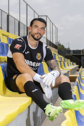 El Villarreal CF posa a la venda les noves equipacions de porter per a la temporada 2026/27