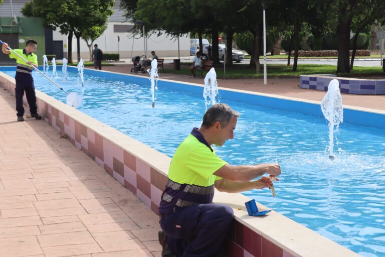 L'Ajuntament de Vila-real ha activat el nou contracte per al manteniment, conservació i reparació de les 17 fonts ornamentals municipals, adjudicat a Facsa durant dos anys, amb una inversió anual de 281.827,42 euros. El servei incorpora un model basat en el manteniment preventiu, la digitalització i l'eficiència hídrica, amb l'objectiu de prolongar la vida útil de les instal·lacions i optimitzar el consum d'aigua.