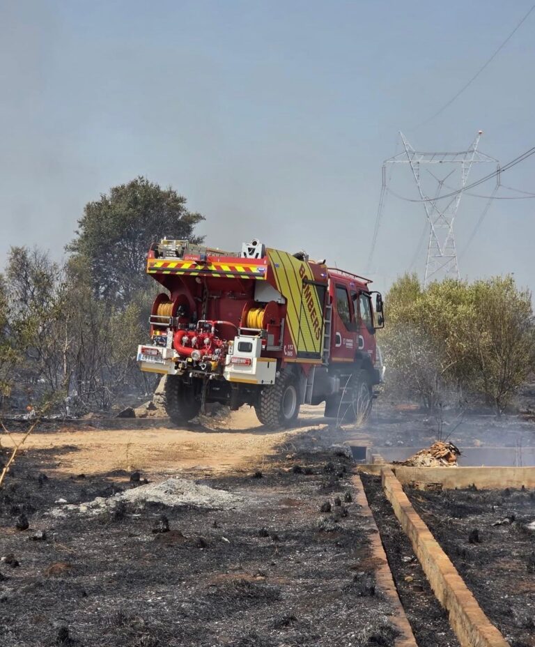 Un incendi en Vila-real obliga a desallotjar una fàbrica i huit masets