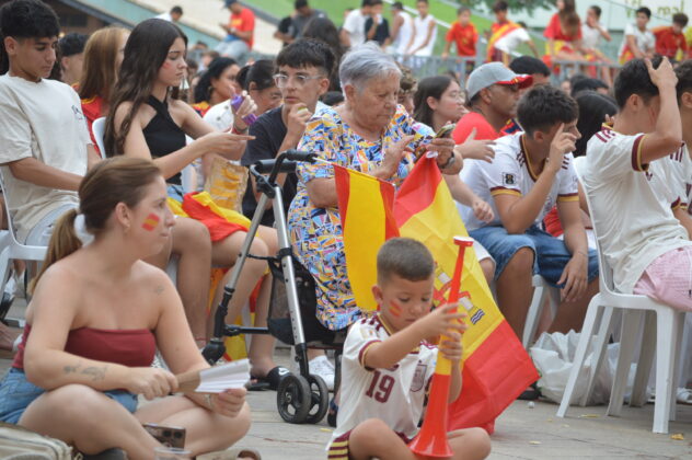 Vila-real va viure este diumenge una nit d&rsquo;euf&ograve;ria amb motiu de la vict&ograve;ria d&rsquo;Espanya davant l&rsquo;Argentina en la final del Mundial 2026. Centenars d&rsquo;aficionats es van concentrar en l&rsquo;espai habilitat per l&rsquo;Ajuntament per a seguir la retransmissi&oacute; del partit en directe i compartir una jornada de conviv&egrave;ncia marcada per l&rsquo;ambient festiu.