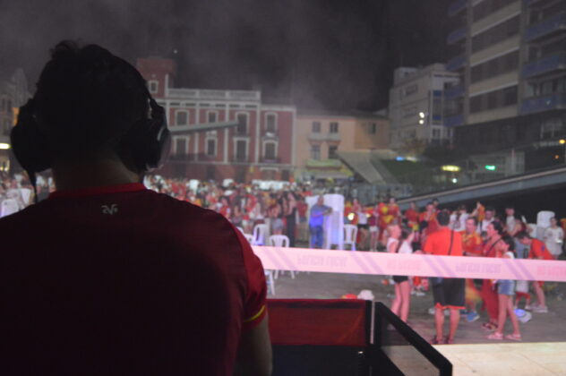 Vila-real va viure este diumenge una nit d&rsquo;euf&ograve;ria amb motiu de la vict&ograve;ria d&rsquo;Espanya davant l&rsquo;Argentina en la final del Mundial 2026. Centenars d&rsquo;aficionats es van concentrar en l&rsquo;espai habilitat per l&rsquo;Ajuntament per a seguir la retransmissi&oacute; del partit en directe i compartir una jornada de conviv&egrave;ncia marcada per l&rsquo;ambient festiu.