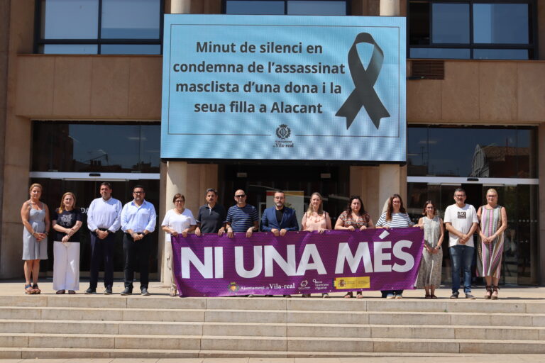 L’Ajuntament de Vila-real s’ha sumat este dilluns a la convocatòria de la Federació Valenciana de Municipis i Províncies (FVMP) per condemnar l’assassinat d’una dona i la seua filla a Alacant, víctimes de la violència masclista.