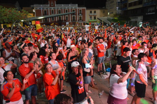 Vila-real va viure este diumenge una nit d&rsquo;euf&ograve;ria amb motiu de la vict&ograve;ria d&rsquo;Espanya davant l&rsquo;Argentina en la final del Mundial 2026. Centenars d&rsquo;aficionats es van concentrar en l&rsquo;espai habilitat per l&rsquo;Ajuntament per a seguir la retransmissi&oacute; del partit en directe i compartir una jornada de conviv&egrave;ncia marcada per l&rsquo;ambient festiu.