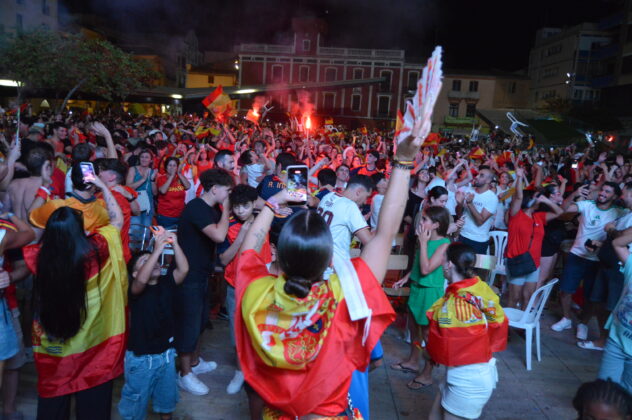Vila-real va viure este diumenge una nit d&rsquo;euf&ograve;ria amb motiu de la vict&ograve;ria d&rsquo;Espanya davant l&rsquo;Argentina en la final del Mundial 2026. Centenars d&rsquo;aficionats es van concentrar en l&rsquo;espai habilitat per l&rsquo;Ajuntament per a seguir la retransmissi&oacute; del partit en directe i compartir una jornada de conviv&egrave;ncia marcada per l&rsquo;ambient festiu.