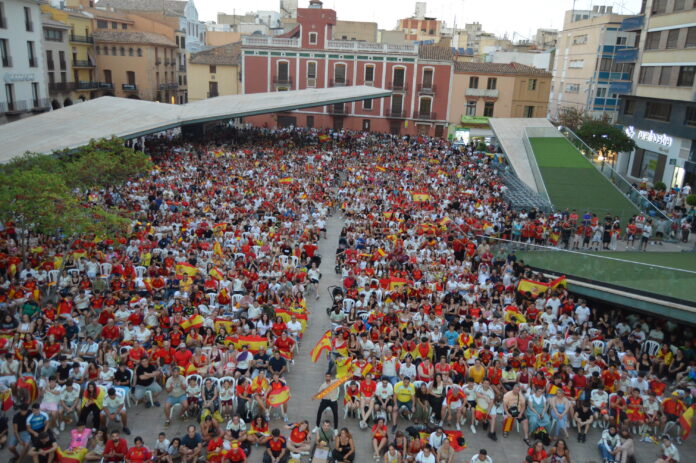 Vila-real va viure este diumenge una nit d’eufòria amb motiu de la victòria d’Espanya davant l’Argentina en la final del Mundial 2026. Centenars d’aficionats es van concentrar en l’espai habilitat per l’Ajuntament per a seguir la retransmissió del partit en directe i compartir una jornada de convivència marcada per l’ambient festiu.