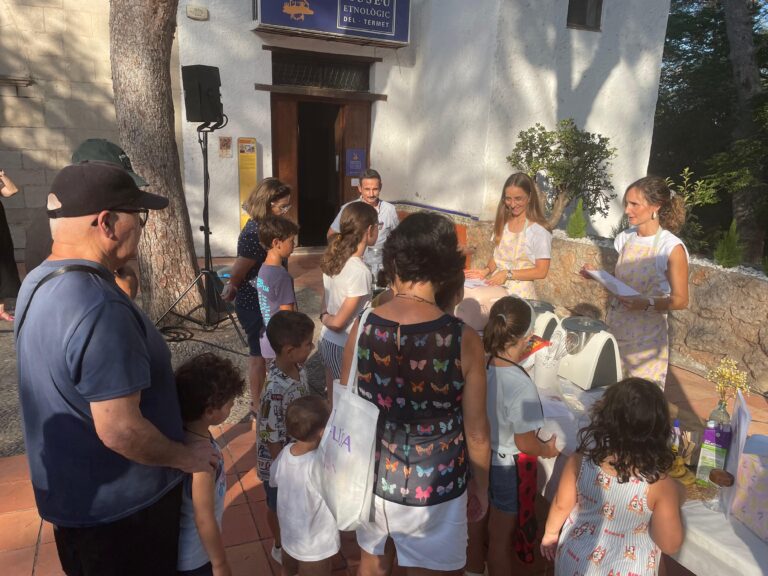 La plaça del Pastoret registra una gran participació en 'SummerXEF: Exploradors de sabor', una activitat dedicada a elaborar gelats saludables
