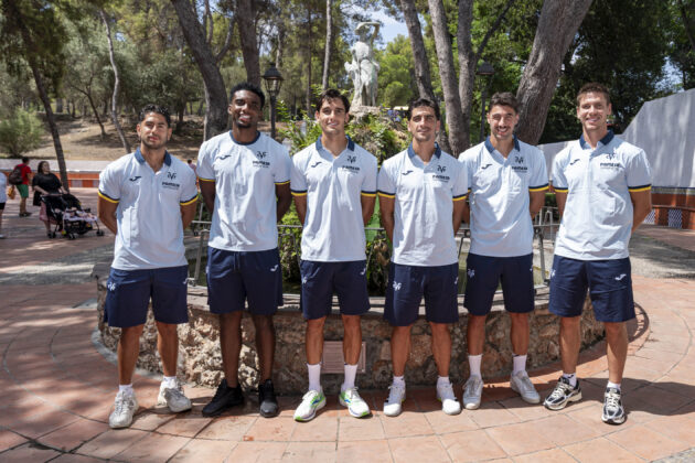 El club groguet mant&eacute; la tradici&oacute; amb l'ofrena a la Mare de D&eacute;u de Gr&agrave;cia i Sant Pasqual abans de l'inici de la nova temporada
