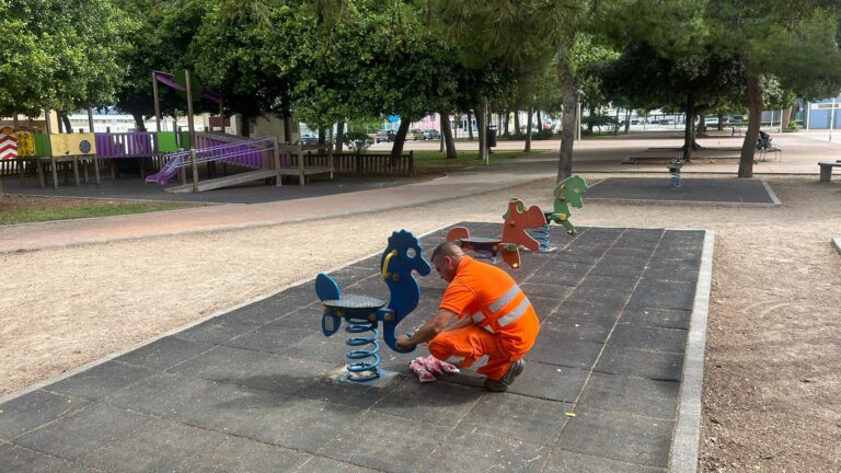 L’Ajuntament de Vila-real destinarà 224.903,12 euros a la renovació i millora dels parcs infantils, zones verdes i mobiliari urbà de la ciutat. L’actuació inclourà la substitució d’elements deteriorats, la instal·lació de nous jocs, la millora dels paviments de seguretat i l’ampliació de les zones d’ombra.