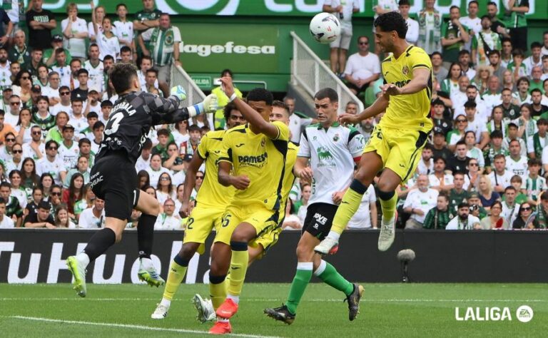 El Villarreal va obrir la temporada oficial amb un treballat empat a El Sardinero (2-2). El conjunt de la Plana Baixa va haver de patir de valent després d'un començament de partit molt dur per als interessos groguets.