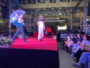 La desfilada ha reunit establiments locals de moda, esport, merceria i floristeria, amb actuacions del Grup Ball Inclusiu entre les passarel·les