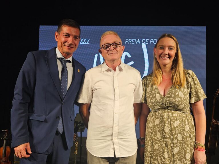 Manel Pitarch reivindica la poesia com a memòria en rebre el Premi Vicent Andrés Estellés