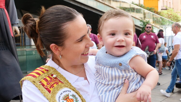 La VI Concentraci&oacute; de xiquets i xiquetes nascuts a Vila-real en els dos &uacute;ltims anys congrega nombroses fam&iacute;lies amb m&uacute;sica, dansa i tradici&oacute; local