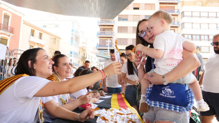 La VI Concentració de xiquets i xiquetes nascuts a Vila-real en els dos últims anys congrega nombroses famílies amb música, dansa i tradició local