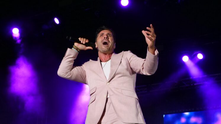 El cantant c&agrave;ntabre va congregar anit centenars de persones en una actuaci&oacute; multitudin&agrave;ria que va donar protagonisme a la m&uacute;sica en l&rsquo;inici de les festes patronals
