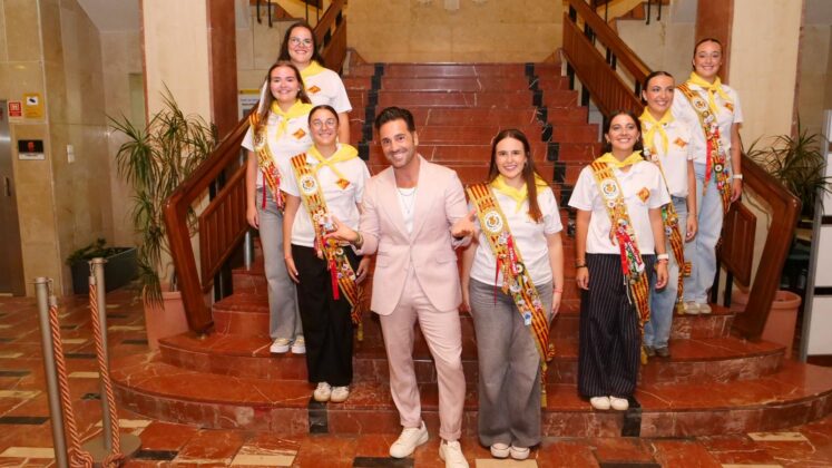 El cantant c&agrave;ntabre va congregar anit centenars de persones en una actuaci&oacute; multitudin&agrave;ria que va donar protagonisme a la m&uacute;sica en l&rsquo;inici de les festes patronals