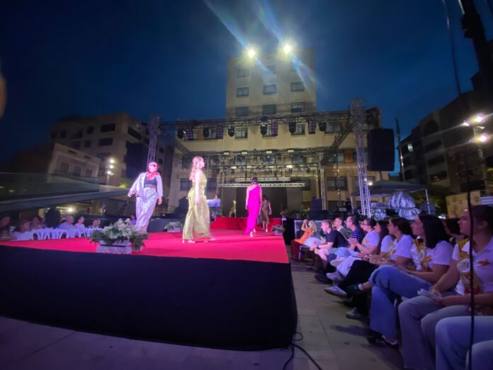 La desfilada ha reunit establiments locals de moda, esport, merceria i floristeria, amb actuacions del Grup Ball Inclusiu entre les passarel·les