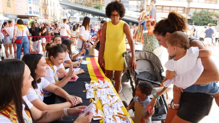 La VI Concentraci&oacute; de xiquets i xiquetes nascuts a Vila-real en els dos &uacute;ltims anys congrega nombroses fam&iacute;lies amb m&uacute;sica, dansa i tradici&oacute; local