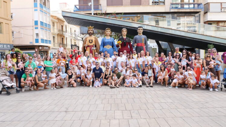 La VI Concentraci&oacute; de xiquets i xiquetes nascuts a Vila-real en els dos &uacute;ltims anys congrega nombroses fam&iacute;lies amb m&uacute;sica, dansa i tradici&oacute; local