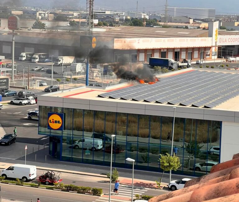 Un incendi obliga a desallotjar un supermercat a Vila-real