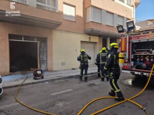 Els bombers intervenen en un incendi en un baix de Vila-real