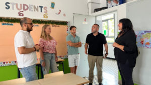Vila-real ha iniciat el curs escolar 2026-2027 amb més de 7.800 alumnes als centres educatius de la ciutat. En concret, 4.450 estudiants corresponen a les etapes d’infantil i primària, dels quals 380 són alumnes d’escolarització en 3 anys; 3.100 cursen educació secundària i 250, batxillerat.
