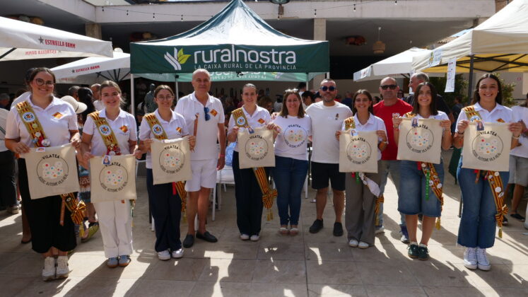La segona jornada del taller solidari reuneix ve&iuml;ns i ve&iuml;nes a la pla&ccedil;a del Colom dins de la programaci&oacute; de les festes de la Mare de D&eacute;u de Gr&agrave;cia