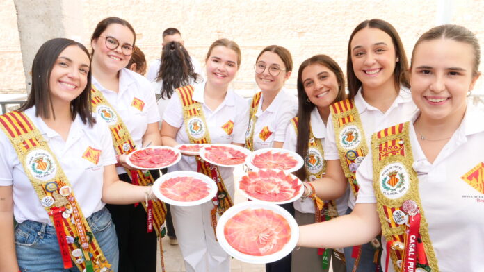 La segona jornada del taller solidari reuneix veïns i veïnes a la plaça del Colom dins de la programació de les festes de la Mare de Déu de Gràcia