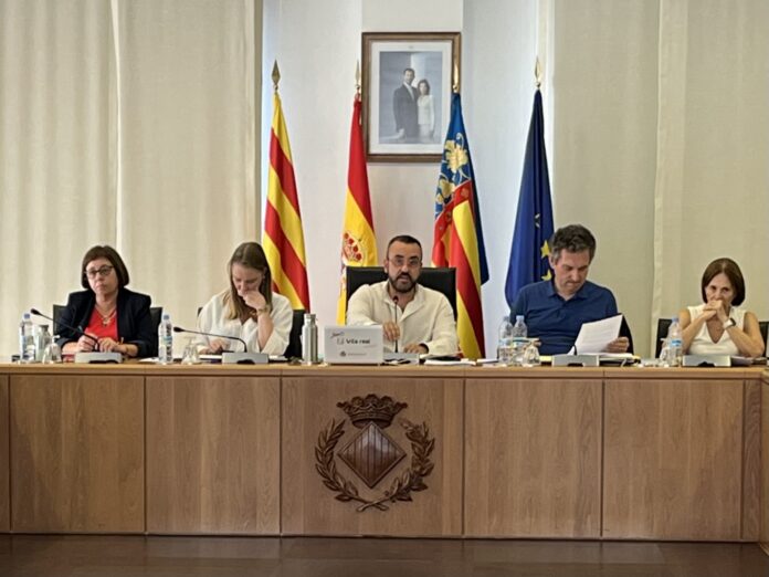 L’Ajuntament de Vila-real adaptarà el servei de recollida i transport de residus a les noves exigències normatives amb la implantació progressiva del sistema porta a porta a les empreses dels polígons industrials. El nou model substituirà els actuals contenidors comunitaris amb l’objectiu de millorar la separació dels residus i la qualitat del reciclatge.