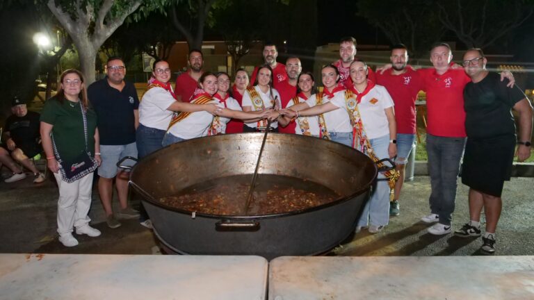 La tradicional cita amb tombet de bou ha omplit el Recinte de la Marxa en una nit que ha continuat amb música i festa