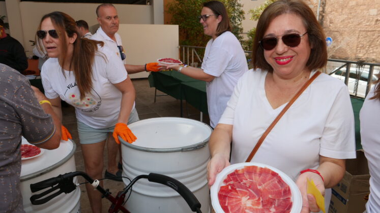 La segona jornada del taller solidari reuneix ve&iuml;ns i ve&iuml;nes a la pla&ccedil;a del Colom dins de la programaci&oacute; de les festes de la Mare de D&eacute;u de Gr&agrave;cia