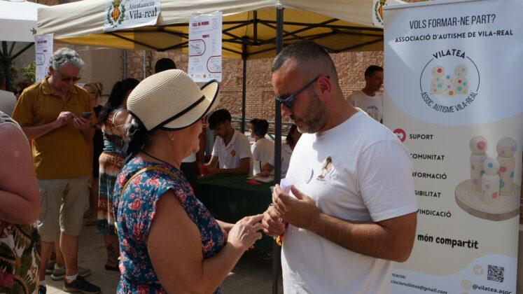 La segona jornada del taller solidari reuneix ve&iuml;ns i ve&iuml;nes a la pla&ccedil;a del Colom dins de la programaci&oacute; de les festes de la Mare de D&eacute;u de Gr&agrave;cia
