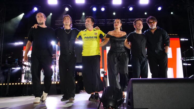El cantant c&agrave;ntabre va congregar anit centenars de persones en una actuaci&oacute; multitudin&agrave;ria que va donar protagonisme a la m&uacute;sica en l&rsquo;inici de les festes patronals