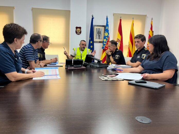 Vila-real ha activat mesures preventives davant l’alerta taronja per pluges i tempestes prevista aquest dimecres 16 de setembre entre les 18.00 i les 00.00 hores. El Cecopal (Centre de Coordinació Operativa Local) ha acordat restringir l’accés al Termet i a la Ruta Botànica, així com suspendre les activitats educatives i esportives promogudes per l’Ajuntament durant aquest període.
